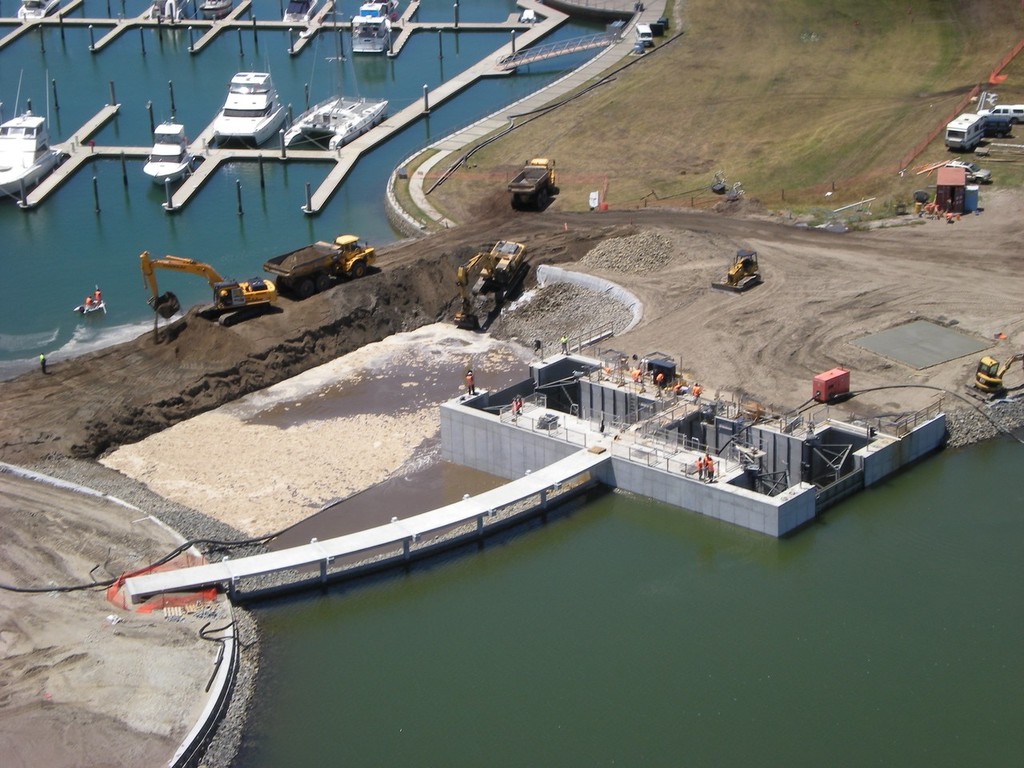 Bund dam being removed. Walkway and weir to left of lock © Marsden Cove www.marsdencove.co.nz